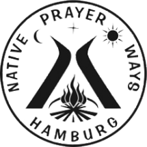 Logo Native Prayer Ways Germany mit Tipi, Fuere, Halbmond